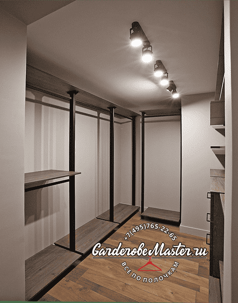Гардеробная комната Гардеробная комната с металлическим каркасом и подсветкой. Продуманная система хранения для современного интерьера.