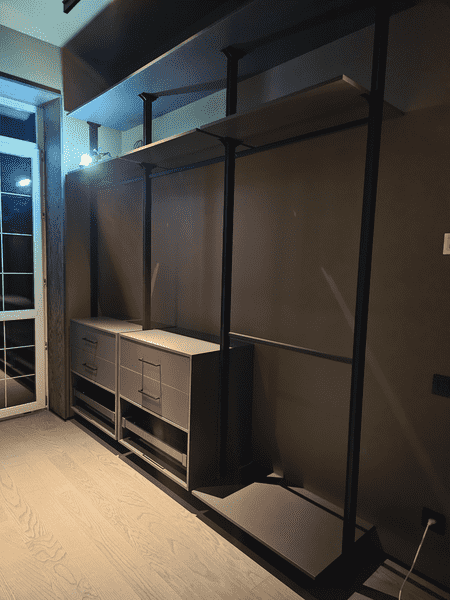 Линейная гардеробная Линейная гардеробная система вдоль стены