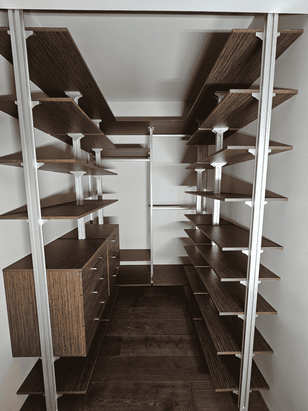 Проходная гардеробная Проходная гардеробная с симметричной планировкой